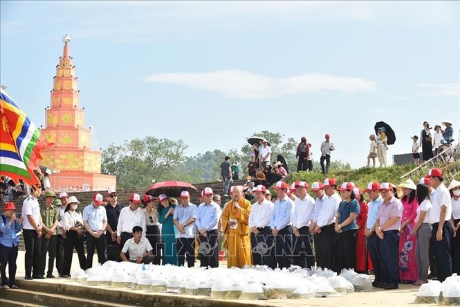 Ban tổ chức thực hiện nghi thức cúng trước khi thả cá. Ảnh: Mạnh Minh - TTXVN
