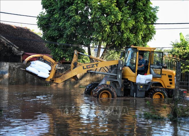 Người dân, doanh nghiệp huy đông các loại phương tiện để hỗ trợ vận chuyển như yếu phẩm đến người dân. Ảnh: Danh Lam -TTXVN 