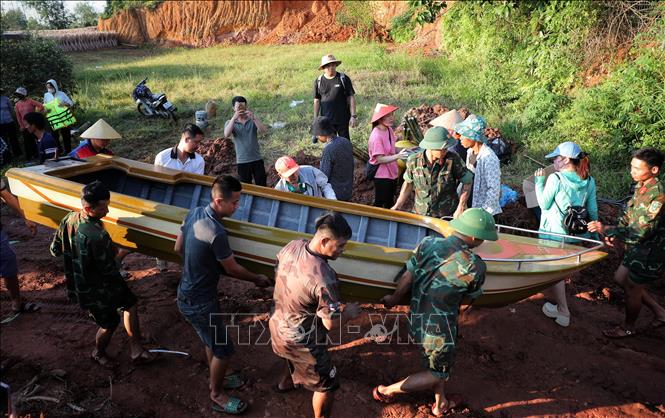 Vận chuyển nhu yếu phẩm đến với người dân. Ảnh: Danh Lam -TTXVN 