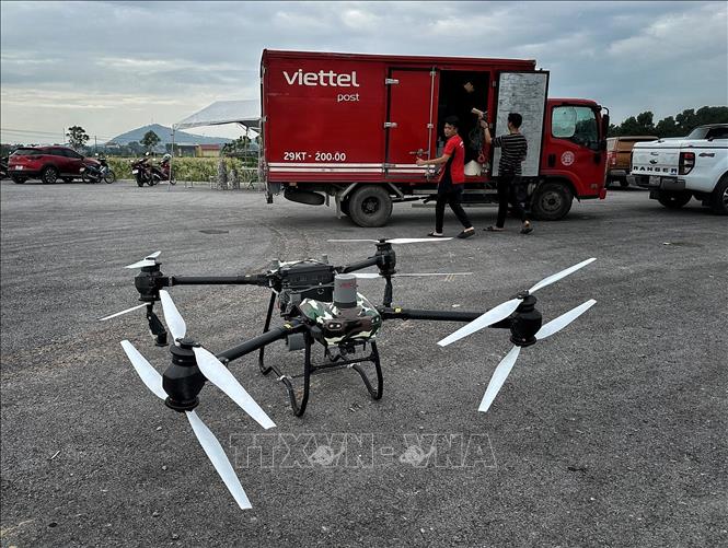 Tập đoàn Viettel triển khai drone vận chuyển hàng cứu trợ tại phường Đa Mai. Ảnh: Danh Lam -TTXVN 