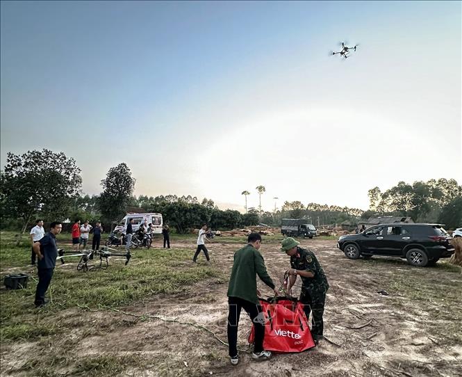 Tập đoàn Viettel triển khai drone vận chuyển hàng cứu trợ tại phường Đa Mai. Ảnh: Danh Lam -TTXVN 