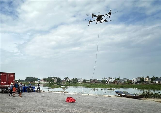 Tập đoàn Viettel triển khai drone vận chuyển hàng cứu trợ tại phường Đa Mai. Ảnh: Danh Lam -TTXVN 