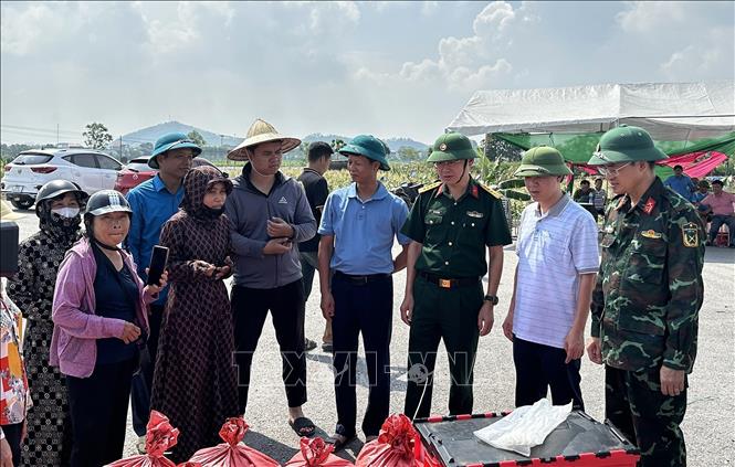 Tổ bay Tập đoàn Viettel tiếp nhận hàng hỗ trợ để vận chuyển tại phường Đa Mai. Ảnh: Danh Lam -TTXVN 