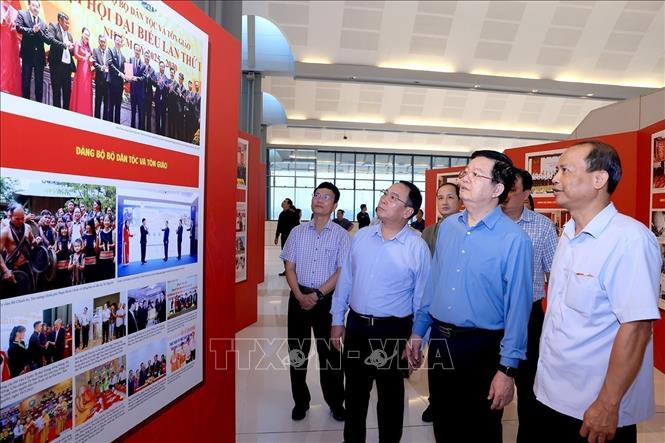 Deputy Prime Minister Mai Van Chinh inspects preparations for the exhibitions on October 11. VNA Photo: Tuấn Anh