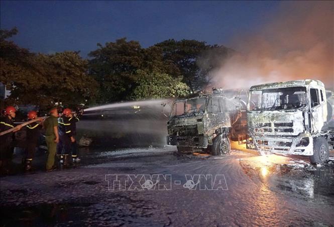 Lực lượng chức năng đang tích cực triển khai dập lửa. Ảnh: Quốc Dũng - TTXVN