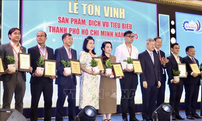 Doanh nghiệp có dịch vụ tiêu biểu năm 2025 được tôn vinh. Ảnh: Xuân Anh -TTXVN