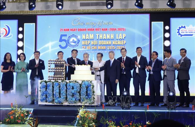 Lãnh đạo UBND TP. Hồ Chí Minh và HUBA thực hiện nghi thức kỷ niệm 50 năm thành lập Hiệp hội Doanh nghiệp TP. Hồ Chí Minh. Ảnh: Xuân Anh -TTXVN