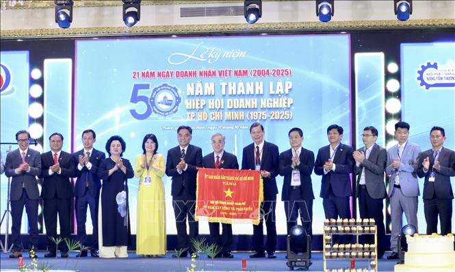 Lãnh đạo UBND TP. Hồ Chí Minh tặng cờ truyền thống nhân kỷ niệm 50 năm thành lập HUBA. Ảnh: Xuân Anh -TTXVN