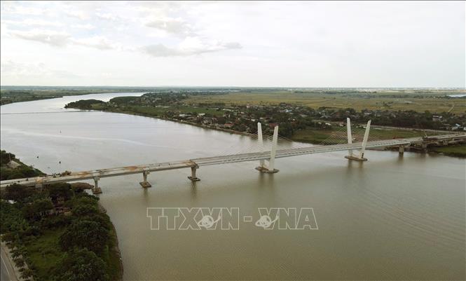 Thach Han 1 Bridge, part of the project, stretches 1.3 kilometres and is over 17 metres wide, linking Nam Dong Ha ward with Trieu commune, and is expected to be completed by the end of 2025. VNA Photo: Nguyên Linh