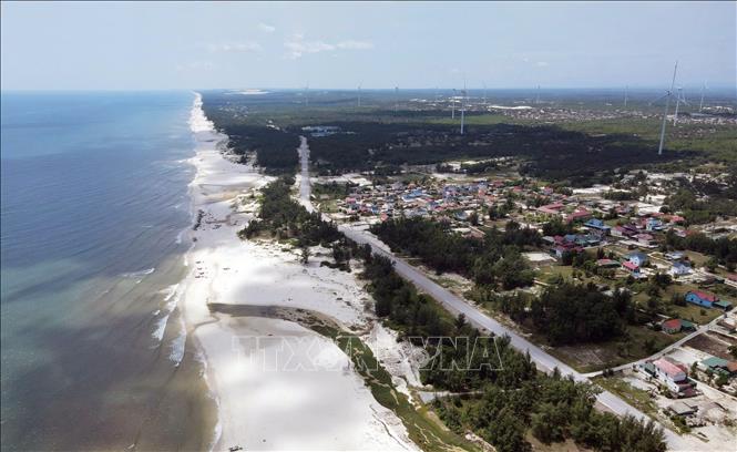 The Quang Tri coastal road opens up development opportunities for areas along the shoreline. VNA Photo: Nguyên Linh