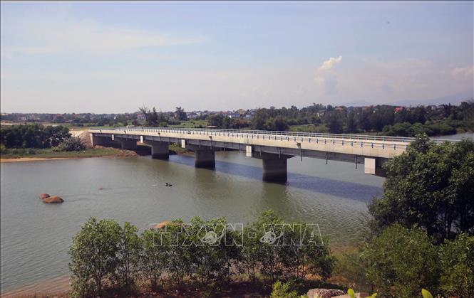 Dinh River Bridge, part of the project that connects Hoan Lao commune with Nam Trach commune, spans about 200 metres and is 12 metres wide, with total investment of 45 billion VND. VNA Photo: Nguyên Linh