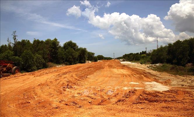The road section through Vinh Hoang commune has just completed the roadbed construction. VNA Photo: Nguyên Linh
