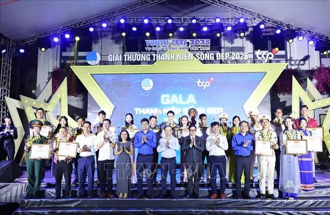 Phó Trưởng ban Dân vận và Tuyên giáo Trung ương Phạm Tất Thắng, Bí thư thứ nhất Trung ương Đoàn cùng các gương 