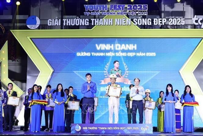 Phó Trưởng ban Dân vận và Tuyên giáo Trung ương Phạm Tất Thắng, Bí thư thứ nhất Trung ương Đoàn cùng các gương 