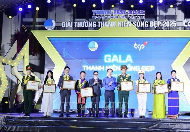 Đồng chí Nguyễn Tường Lâm, Bí thư Trung ương Đoàn, Chủ tịch Trung ương Hội LHTN Việt Nam trao Bằng khen và biểu trưng vinh danh các gương 