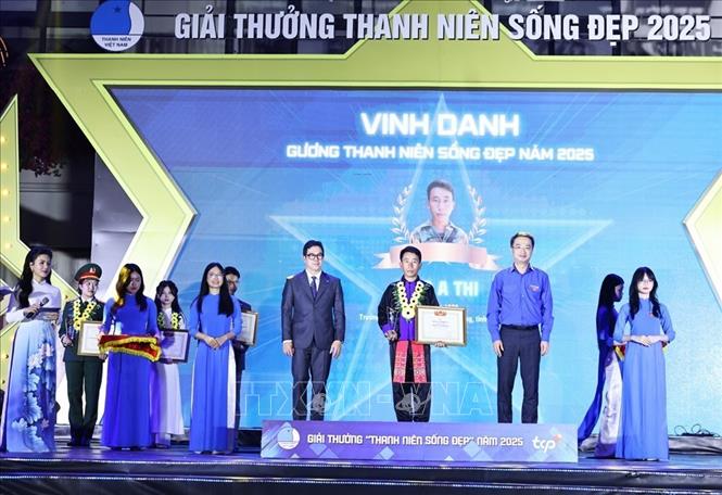 Đồng chí Nguyễn Tường Lâm, Bí thư Trung ương Đoàn, Chủ tịch Trung ương Hội LHTN Việt Nam trao Bằng khen và biểu trưng vinh danh các gương 
