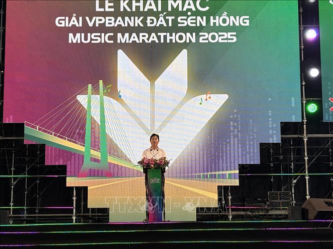 Ông Huỳnh Minh Tuấn, Phó Chủ tịch UBND tỉnh Đồng Tháp tặng quà cho nhà tài trợ Giải  Marathon Đất Sen hồng Đồng Tháp năm 2025
