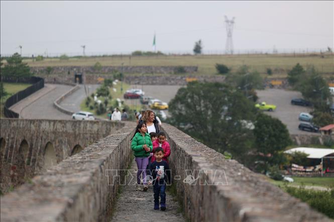 Du khách thưởng ngoạn công trình dẫn nước cổ đại tại bang Estado de Mexico, Mexico. Ảnh: Phi Hùng - PV TTXVN tại Mexico