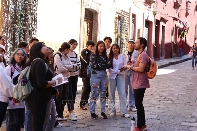 Một hướng dẫn viên đang giới thiệu về lịch sử của thành phố di sản San Miguel de Allende, bang Guanajuato, Mexico.  Ảnh: Phi Hùng - PV TTXVN tại Mexico