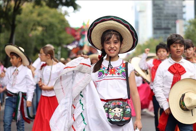 Các em bé trong bộ trang phục dân tộc trong một lễ hội du lịch tại thủ đô Mexico City, Mexico.  Ảnh: Phi Hùng - PV TTXVN tại Mexico