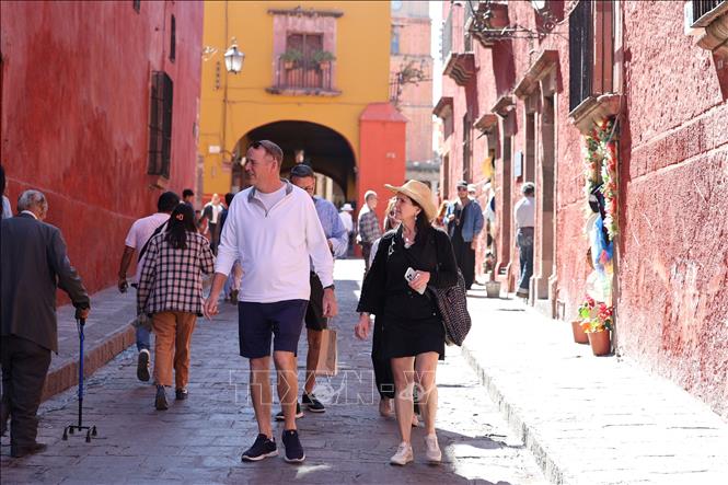 Du khách thưởng ngoạn vẻ đẹp của thành phố di sản San Miguel de Allende, bang Guanajuato, Mexico.  Ảnh: Phi Hùng - PV TTXVN tại Mexico