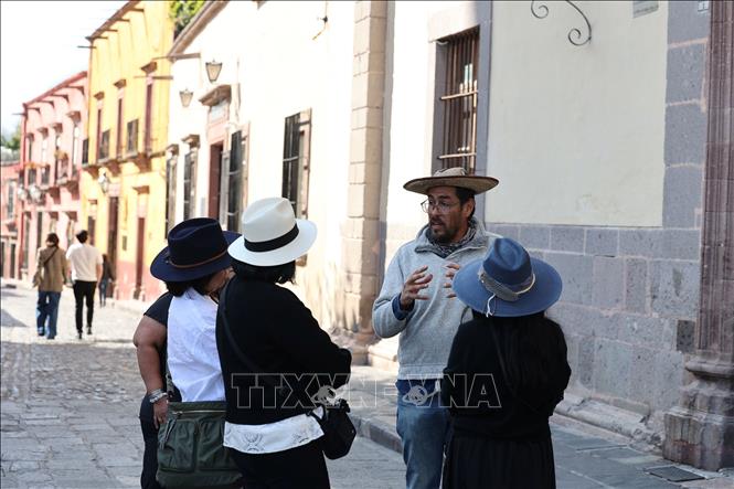 Một hướng dẫn viên đang giới thiệu về lịch sử của thành phố di sản San Miguel de Allende, bang Guanajuato, Mexico. Ảnh: Phi Hùng - PV TTXVN tại Mexico