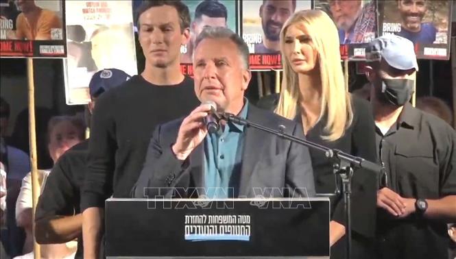 Đặc phái viên Mỹ Steve Witkoff, con rể Tổng thống Mỹ Donald Trump - Jared Kushner và vợ là Ivanka Trump tại Quảng trường Con tin ở Tel Aviv. Ảnh: Thanh Bình - PV TTXVN tại Tel Aviv
