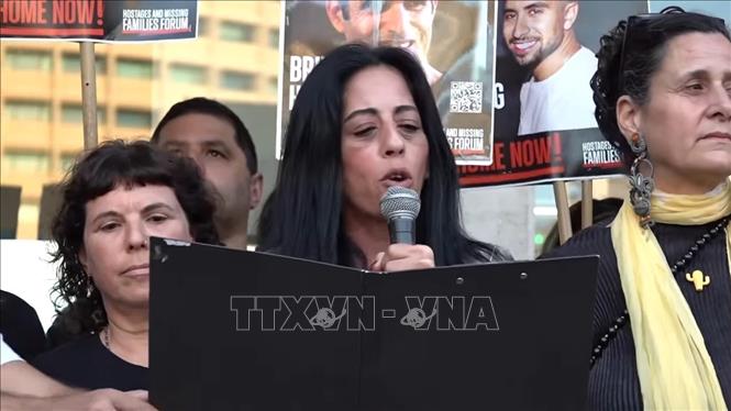 Bà Einav Zangauker - mẹ của con tin Matan Zangauker, phát biểu trước hàng nghìn người tập trung tại Quảng trường Con tin ở Tel Aviv. Ảnh: Thanh Bình - PV TTXVN tại Tel Aviv