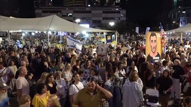 Hàng nghìn người đã có mặt tại Quảng trường Con tin ở Tel Aviv để chào đón Đặc phái viên Mỹ Steve Witkoff, con rể Tổng thống Mỹ Donald Trump-  Jared Kushner và vợ là Ivanka Trump.  Ảnh: Thanh Bình - PV TTXVN tại Tel Aviv