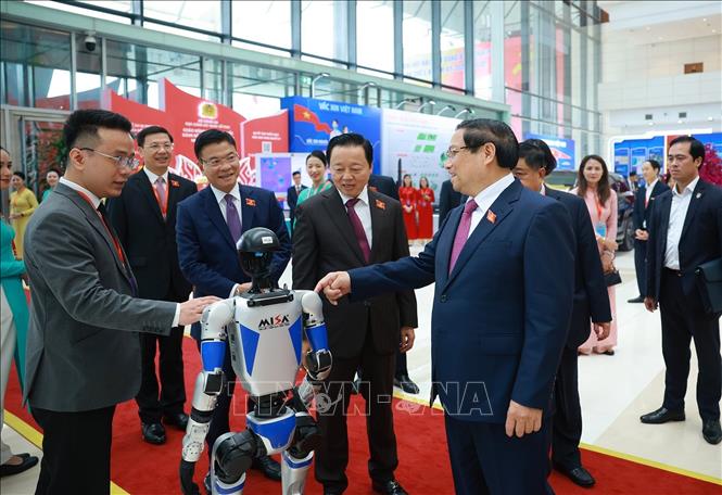 Thủ tướng Phạm Minh Chính và các đại biểu tham quan trưng bày thành tựu phát triển khoa học, công nghệ. Ảnh: Dương Giang-TTXVN 
