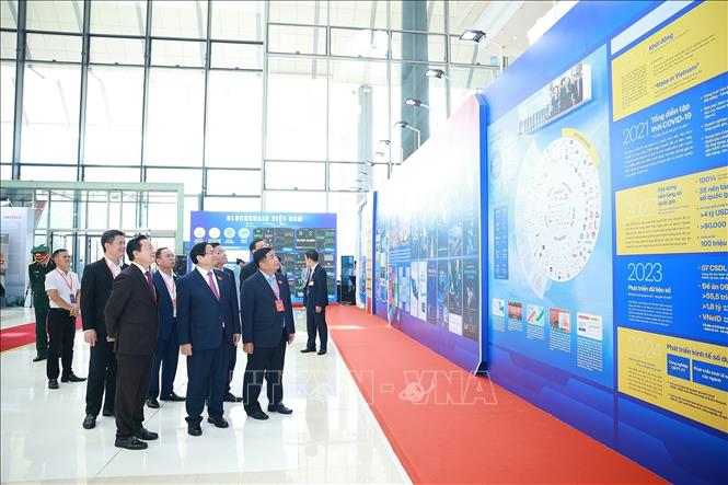 Thủ tướng Phạm Minh Chính và các đại biểu tham quan trưng bày thành tựu phát triển khoa học, công nghệ và đổi mới sáng tạo. Ảnh: Dương Giang-TTXVN 
