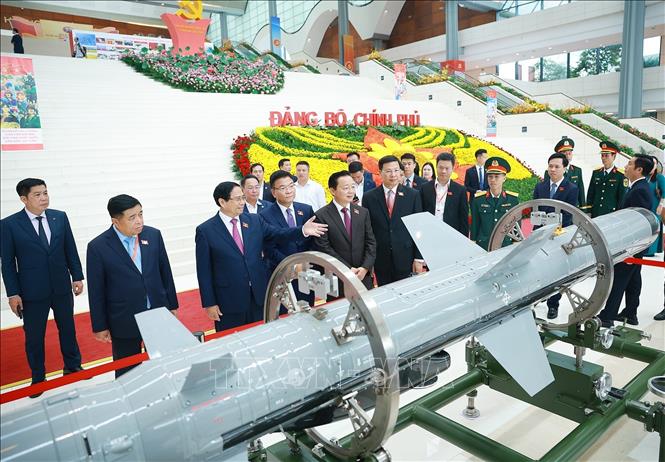 Thủ tướng Phạm Minh Chính và các đại biểu tham quan trưng bày thành tựu phát triển khoa học, công nghệ và đổi mới sáng tạo. Ảnh: Dương Giang-TTXVN 
