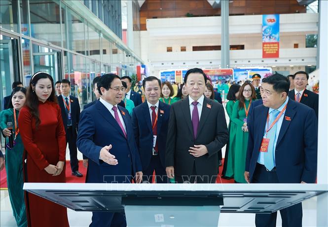 Thủ tướng Phạm Minh Chính và các đại biểu tham quan trưng bày thành tựu phát triển khoa học, công nghệ và đổi mới sáng tạo. Ảnh: Dương Giang-TTXVN 
