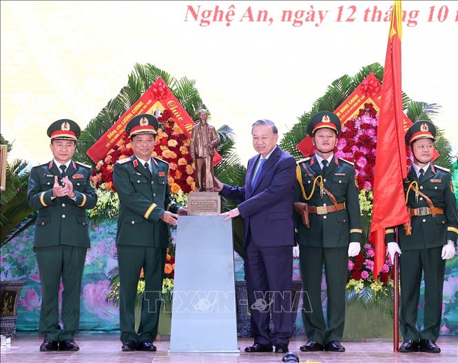 Tổng Bí thư Tô Lâm tặng bức tượng Chủ tịch Hồ Chí Minh cho Quân khu 4. Ảnh: Thống Nhất-TTXVN