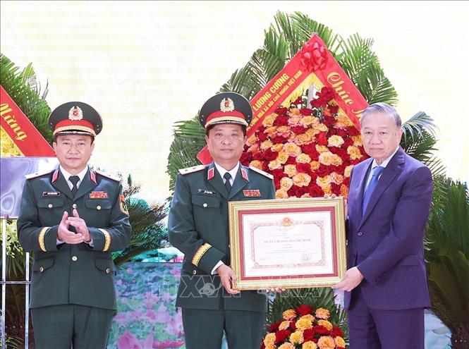 Tổng Bí thư Tô Lâm trao tặng Huân chương Hồ Chí Minh cho Quân khu 4. Ảnh: Thống Nhất-TTXVN