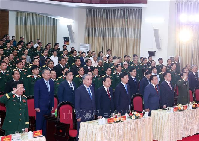 Tổng Bí thư Tô Lâm và các đại biểu thực hiện nghi lễ chào cờ. Ảnh: Thống Nhất-TTXVN