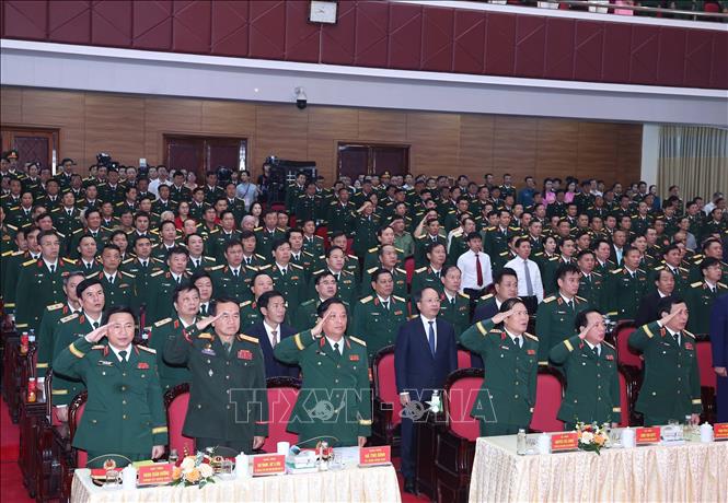 Các đại biểu thực hiện nghi lễ chào cờ. Ảnh: Thống Nhất-TTXVN