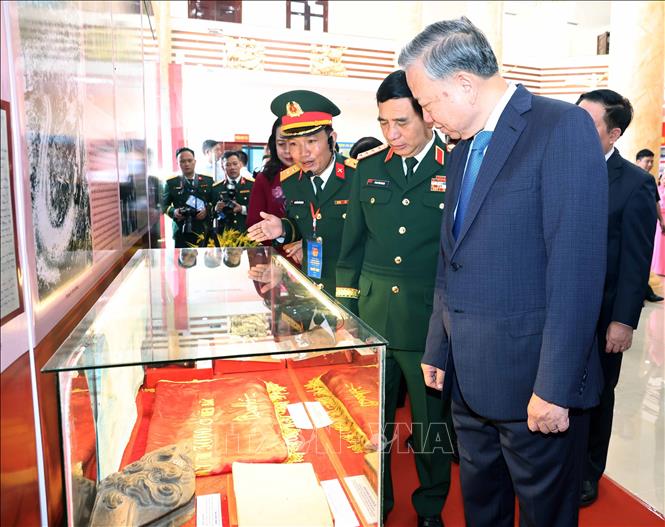 Tổng Bí thư Tô Lâm xem hiện vật của Quân khu 4 trưng bày tại lễ kỷ niệm. Ảnh: Thống Nhất-TTXVN