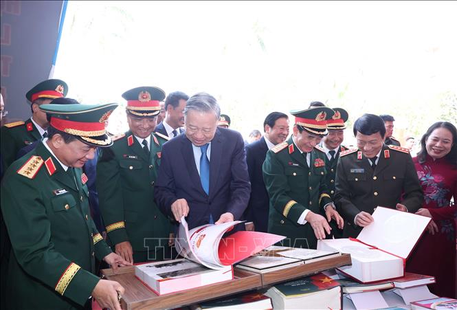 Tổng Bí thư Tô Lâm và các đồng chí lãnh đạo Đảng, Nhà nước tham quan trưng bày tại lễ kỷ niệm. Ảnh: Thống Nhất - TTXVN