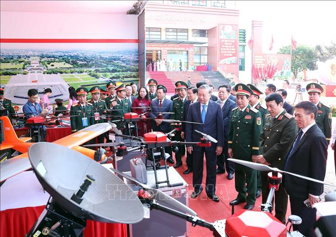 Tổng Bí thư Tô Lâm và các đồng chí lãnh đạo Đảng, Nhà nước tham quan trưng bày tại lễ kỷ niệm. Ảnh: Thống Nhất - TTXVN