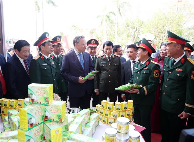 Tổng Bí thư Tô Lâm và các đồng chí lãnh đạo Đảng, Nhà nước tham quan trưng bày tại lễ kỷ niệm. Ảnh: Thống Nhất - TTXVN
