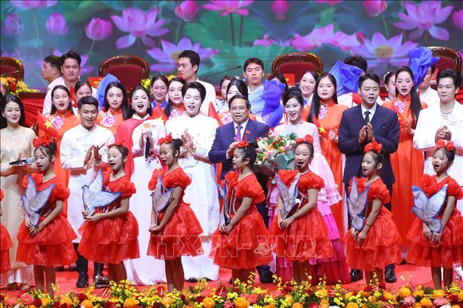 Đồng chí Phạm Minh Chính, Ủy viên Bộ Chính trị, Bí thư Đảng ủy, Thủ tướng Chính phủ tặng hoa các nghệ sĩ biểu diễn chào mừng Đại hội. Ảnh: Văn Điệp - TTXVN