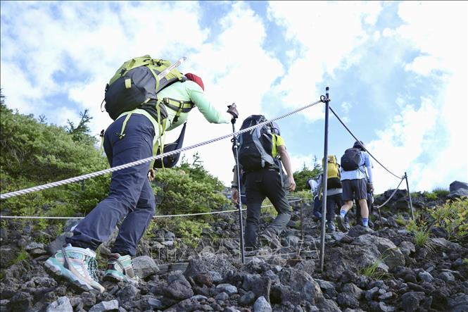 Du khách leo núi Phú Sĩ dọc tuyến đường Fujinomiya, Nhật Bản. Ảnh: Kyodo/TTXVN