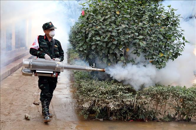 Cán bộ Viện Y học dự phòng Quân đội phun khử khuẩn phòng ngừa dịch bệnh tại Trường Trung học cơ sở xã Yên Bình, tỉnh Lạng Sơn. Ảnh: Văn Đạt - TTXVN