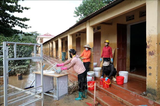 Thầy cô giáo Trường Trung học cơ sở xã Yên Bình, tỉnh Lạng Sơn dọn dẹp vệ sinh, lau dọn các trang thiết bị, đồ dùng để sớm đón học sinh trở lại trường học. Ảnh: Văn Đạt - TTXVN