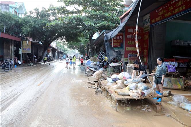 Nhân dân xã Yên Bình, tỉnh Lạng Sơn dọn dẹp nhà cửa, tài sản bị ngâm nước trong đợt mưa lũ lịch sử vừa qua. Ảnh: Văn Đạt - TTXVN