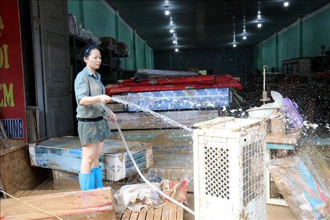 Gia đình chị Triệu Thị Tuyết ở thôn Đồng Bụt, xã Yên Bình, tỉnh Lạng Sơn mất cả tỷ đồng bởi toàn bộ hàng hóa đều hưu hỏng sau trận mưa lũ lịch sử vừa qua. Ảnh: Văn Đạt - TTXVN