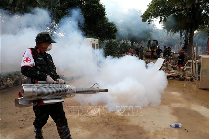 Cán bộ Viện Y học dự phòng Quân đội phun khử khuẩn phòng ngừa dịch bệnh tại Trường Trung học cơ sở xã Yên Bình, tỉnh Lạng Sơn. Ảnh: Văn Đạt - TTXVN