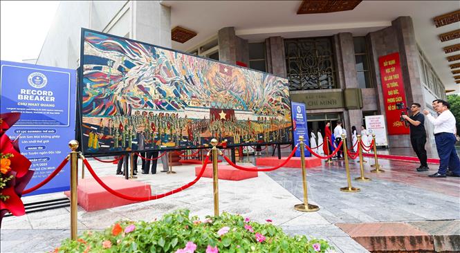 Lacquer painting depicting President Ho Chi Minh sets Guinness World ...
