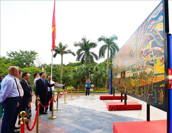 Lacquer painting depicting President Ho Chi Minh sets Guinness World ...